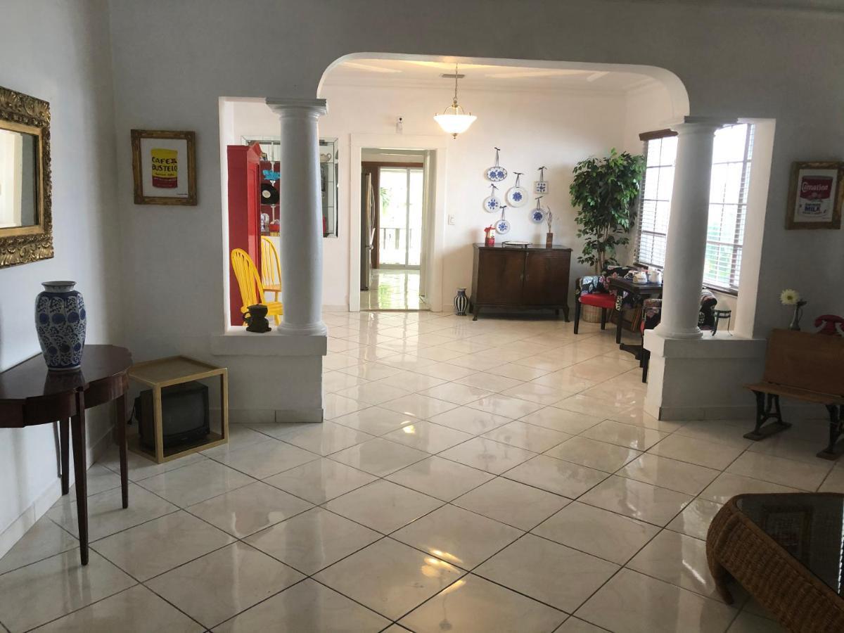 Cozy In The Heart Of Little Havana Habitación en casa particular Miami